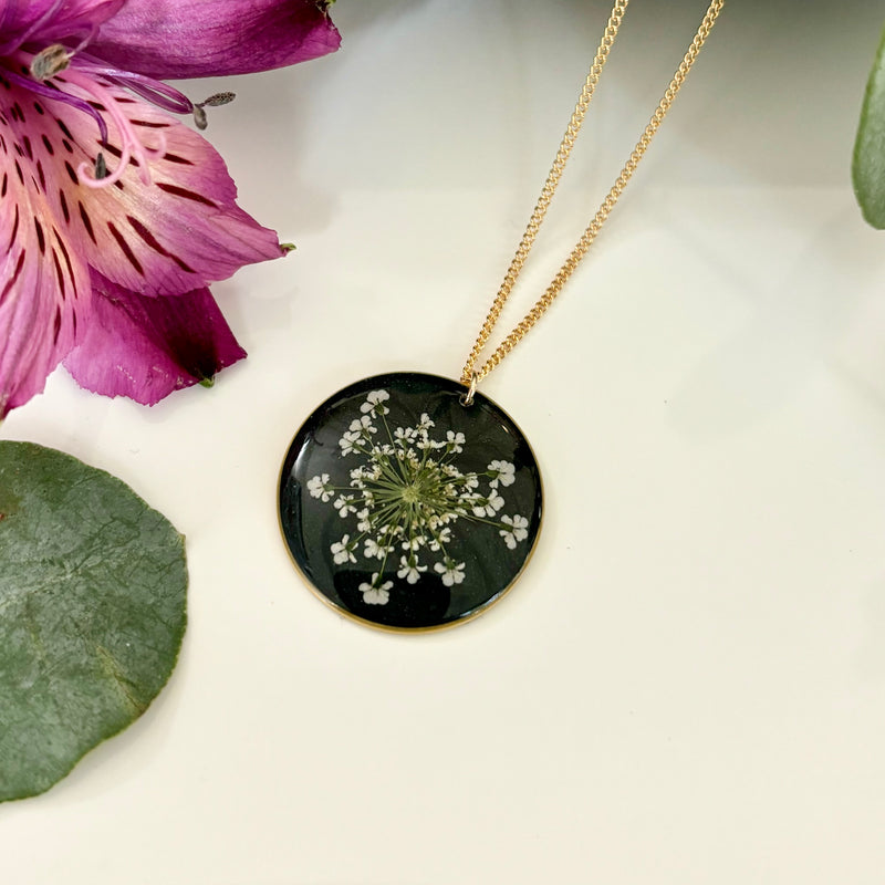 Queen Anne's Lace Necklace in Black